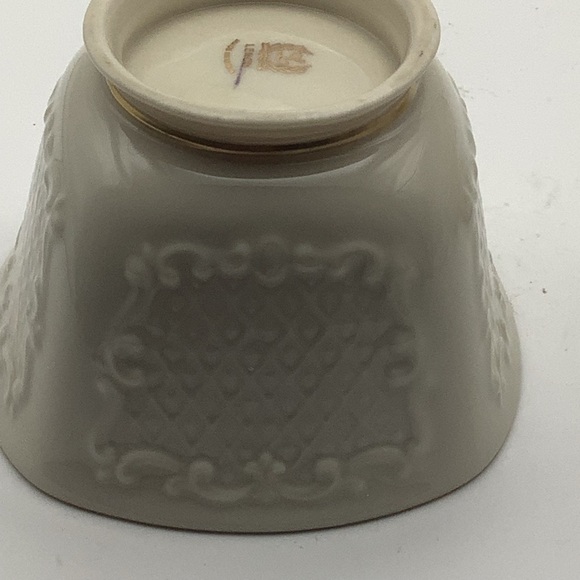 Two Classic Lenox Small Embossed Bowls - Picture 6 of 12